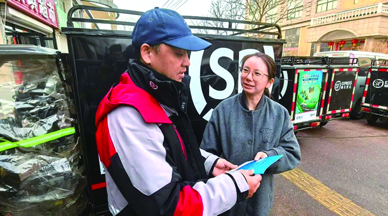 法律援助中心工作人員向快遞小哥們發(fā)放了宣傳材料及慰問品