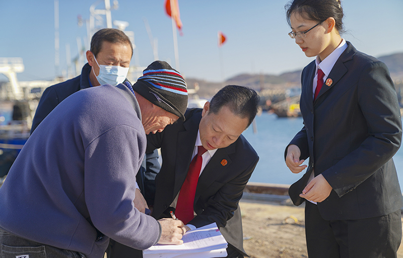 獐子島法庭“海島調(diào)解小隊(duì)”走進(jìn)碼頭調(diào)解糾紛