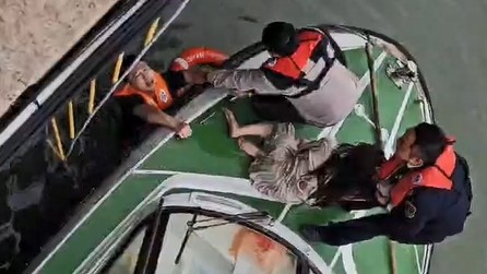 先把落水女子推上船11