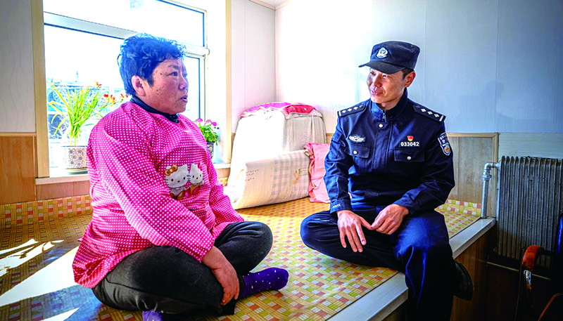 于強(qiáng)跟村民嘮家常