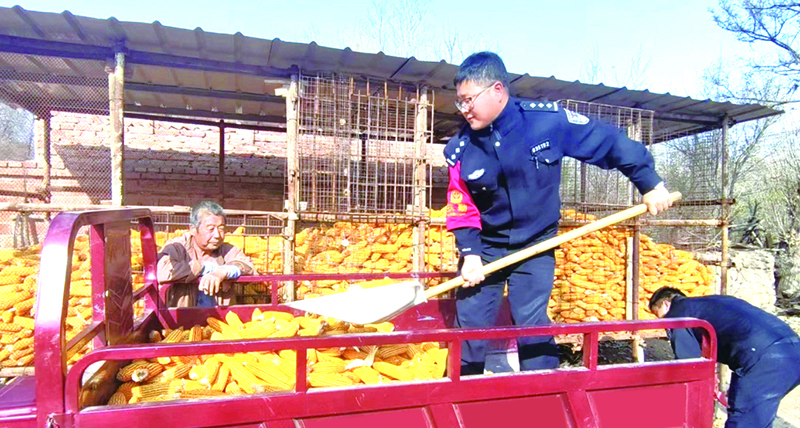 劉宇馳幫村民干農(nóng)活