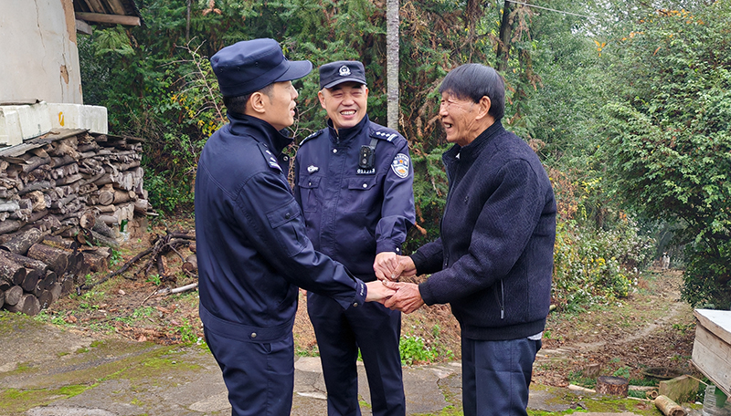 安志（左一）和楊益慰問轄區(qū)孤寡老人。
