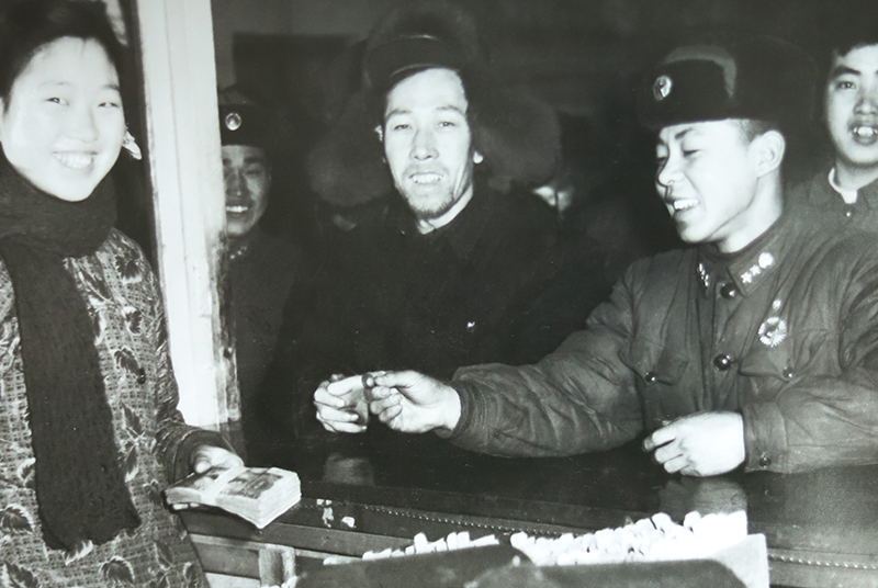 1950年，在梁金英（左一）的見證下，雷鋒（右二）向和平公社捐款100元現金