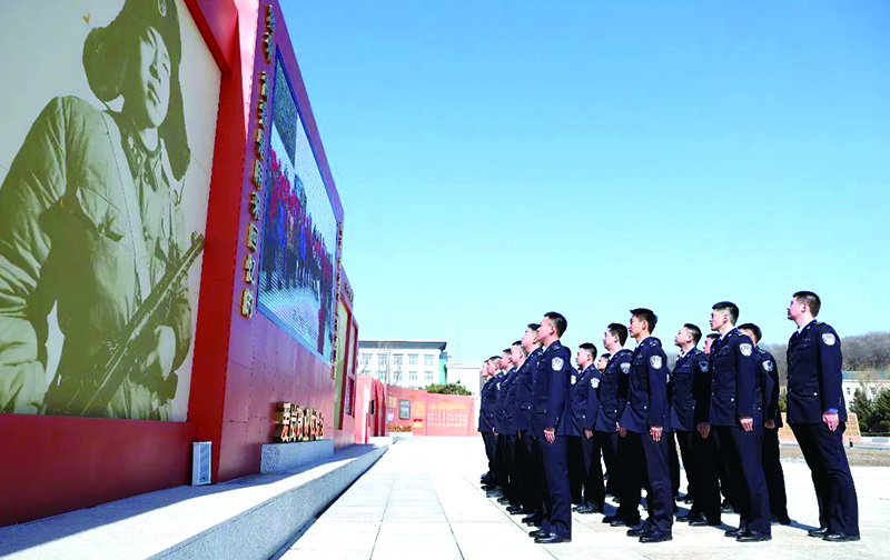 撫順第一監(jiān)獄民警走進(jìn)雷鋒生前所在部隊(duì)