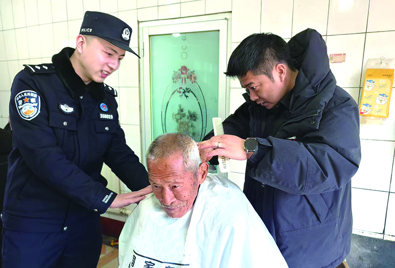 邊條圖，為老人義務(wù)理發(fā)