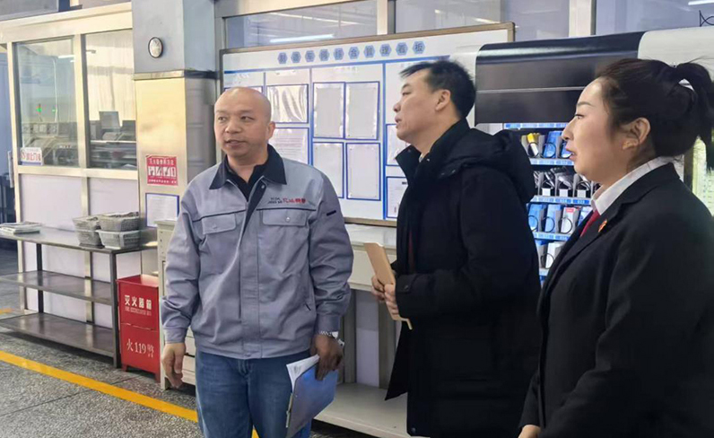 法官在企業(yè)現(xiàn)場解答法律問題
