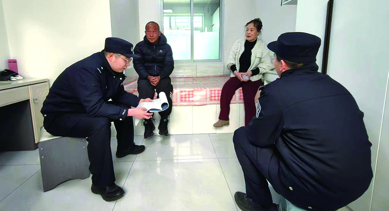 3月11日， 鐵嶺市公安局鐵西分局民警在村民評(píng)理點(diǎn)調(diào)解村民糾紛。