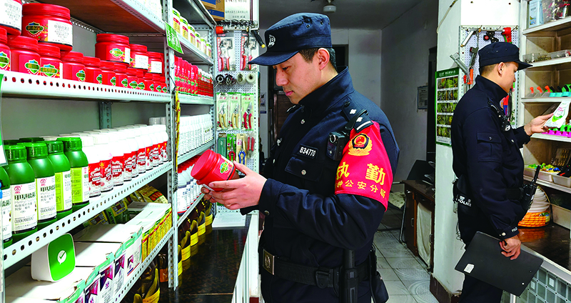 鐵嶺市公安局銅鐘分局治安民警在農(nóng)資商店檢查核對(duì)農(nóng)藥經(jīng)營(yíng)資質(zhì)、質(zhì)量、儲(chǔ)存、有效期等情況。