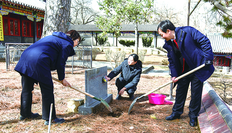 庭長(zhǎng)賈宏斌（右一）、副庭長(zhǎng)史致鶴（左一）、法官助理李元旬為古樹填土澆水