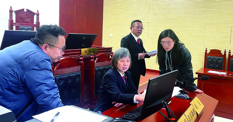 頭題片（左右打碼）民二庭庭長(zhǎng)王冬梅（左二）與執(zhí)行局長(zhǎng)許培民（右二)共同開展案件調(diào)解工作