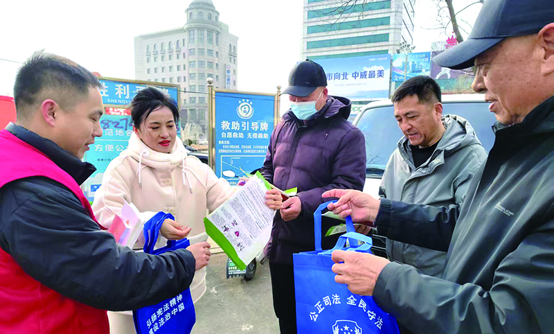臺安 志愿者發(fā)放普法宣傳材料