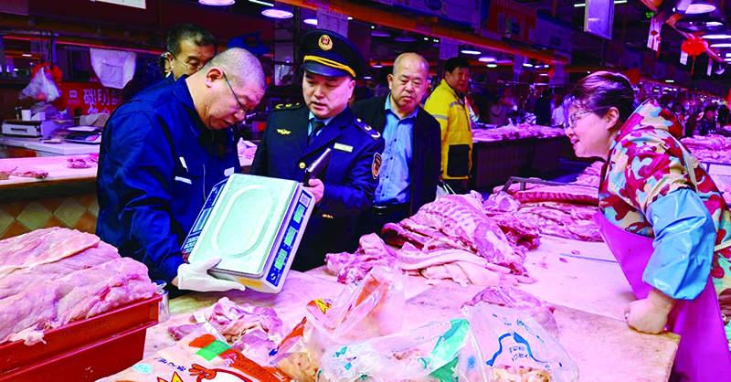 執(zhí)法人員在市場督導檢查