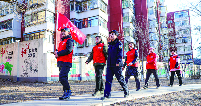 5-社區(qū)民警與志愿者深入轄區(qū)走訪，織密治安防范網(wǎng)絡(luò)。
