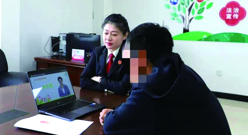（教育指導令）法官王麗媛陪同當事人觀看教育短片