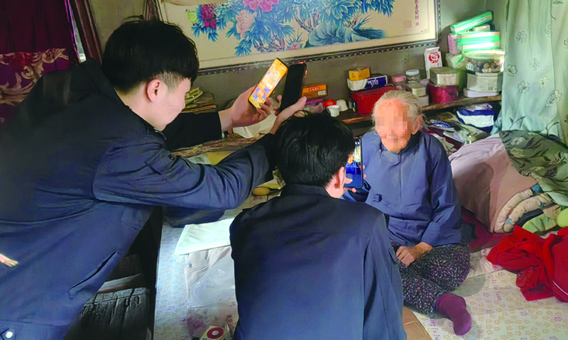 民警采集老人身份證信息