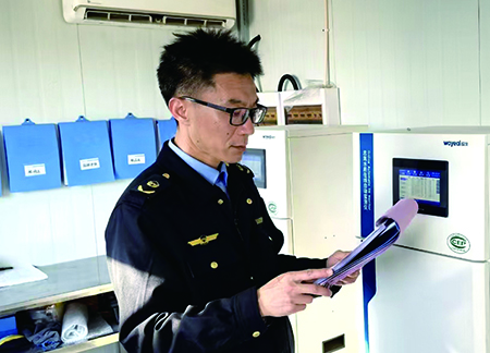 孫東宇在企業(yè)在線監(jiān)測(cè)站房檢查運(yùn)行維護(hù)記錄