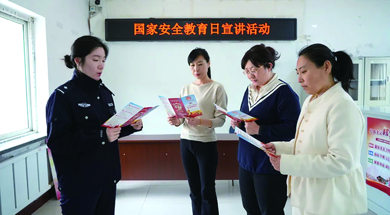 撫順第二監(jiān)獄組織民警走進(jìn)社區(qū)開展宣講活動(dòng)。