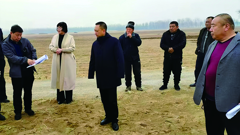 翟星星（中）會(huì)同執(zhí)行團(tuán)隊(duì)在調(diào)解中