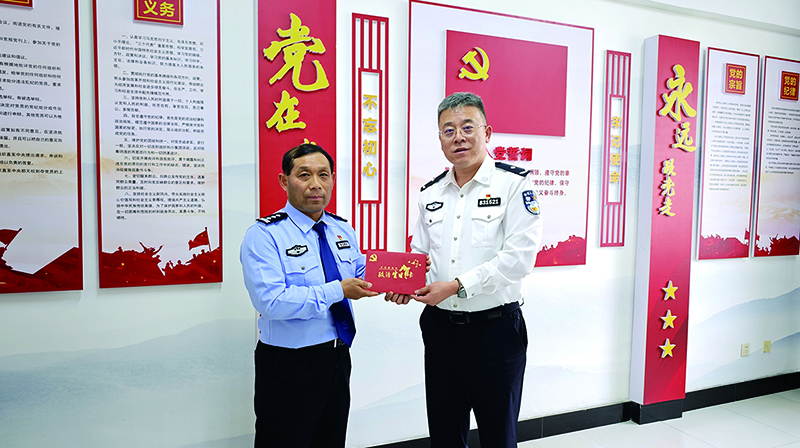 頭題圖，韓明（左）收到“”政治生日卡”