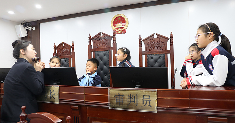 遼河人民法院開展法院開放日活動，圖為干警講解法槌的含義  攝影：王?，? style=