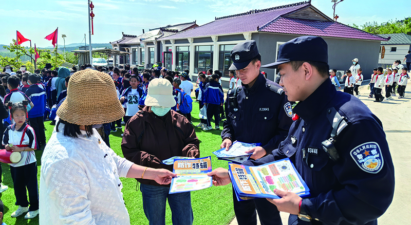 二題圖，民警在校園普法